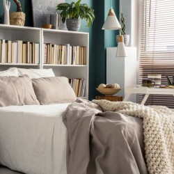 Як зробити ліжко в спальні: поради щодо економії простору