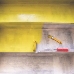 Как покрасить лестницу: какой цвет и тип краски выбрать?