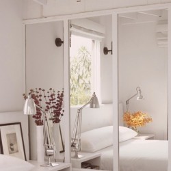Як прикрасити маленьку спальню? Це відмінний спосіб змінити ситуацію на краще.