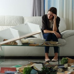 Как защитить свою гостиную от злоумышленников: 4 практических совета